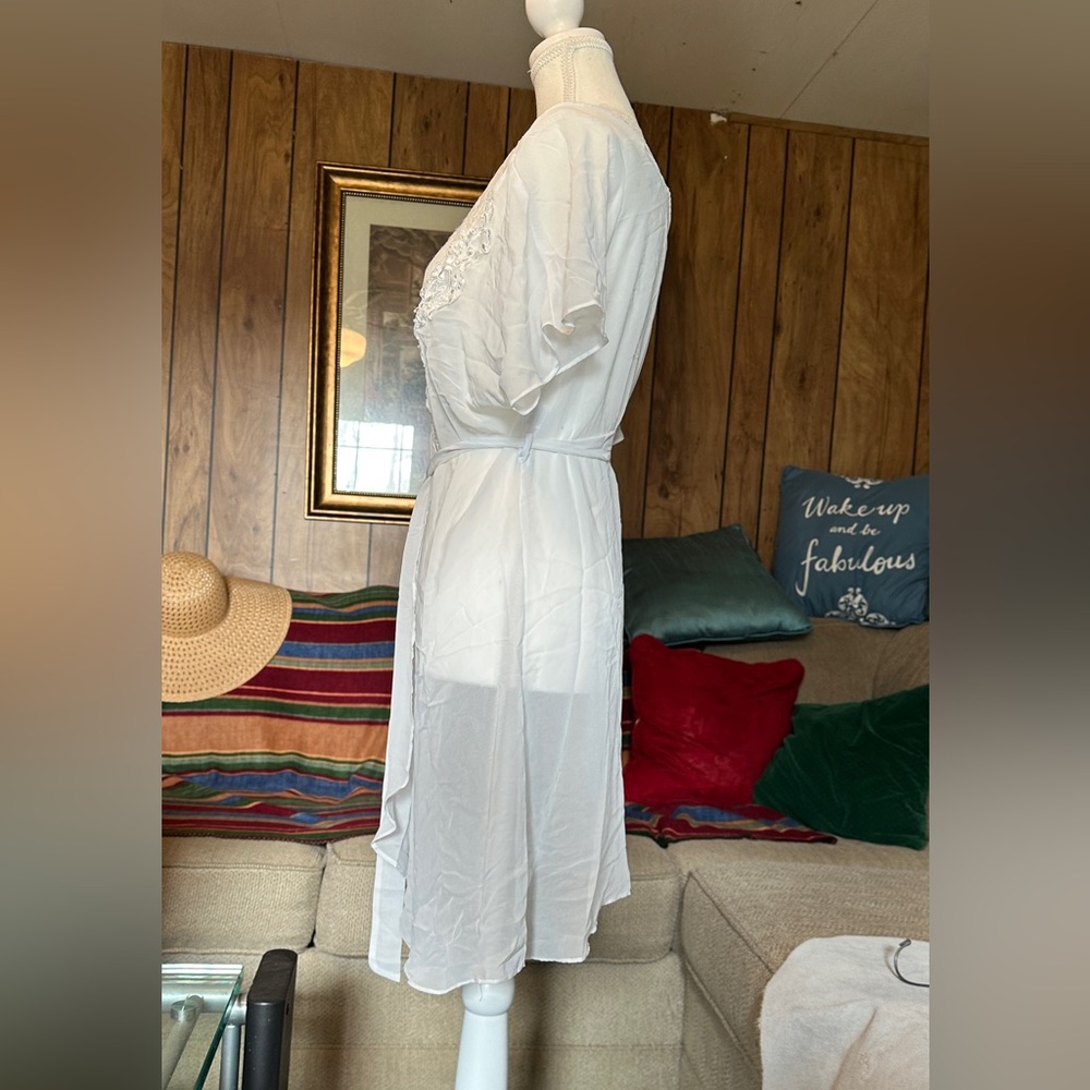 Elegant White Lace Robe - Picture 7 of 13